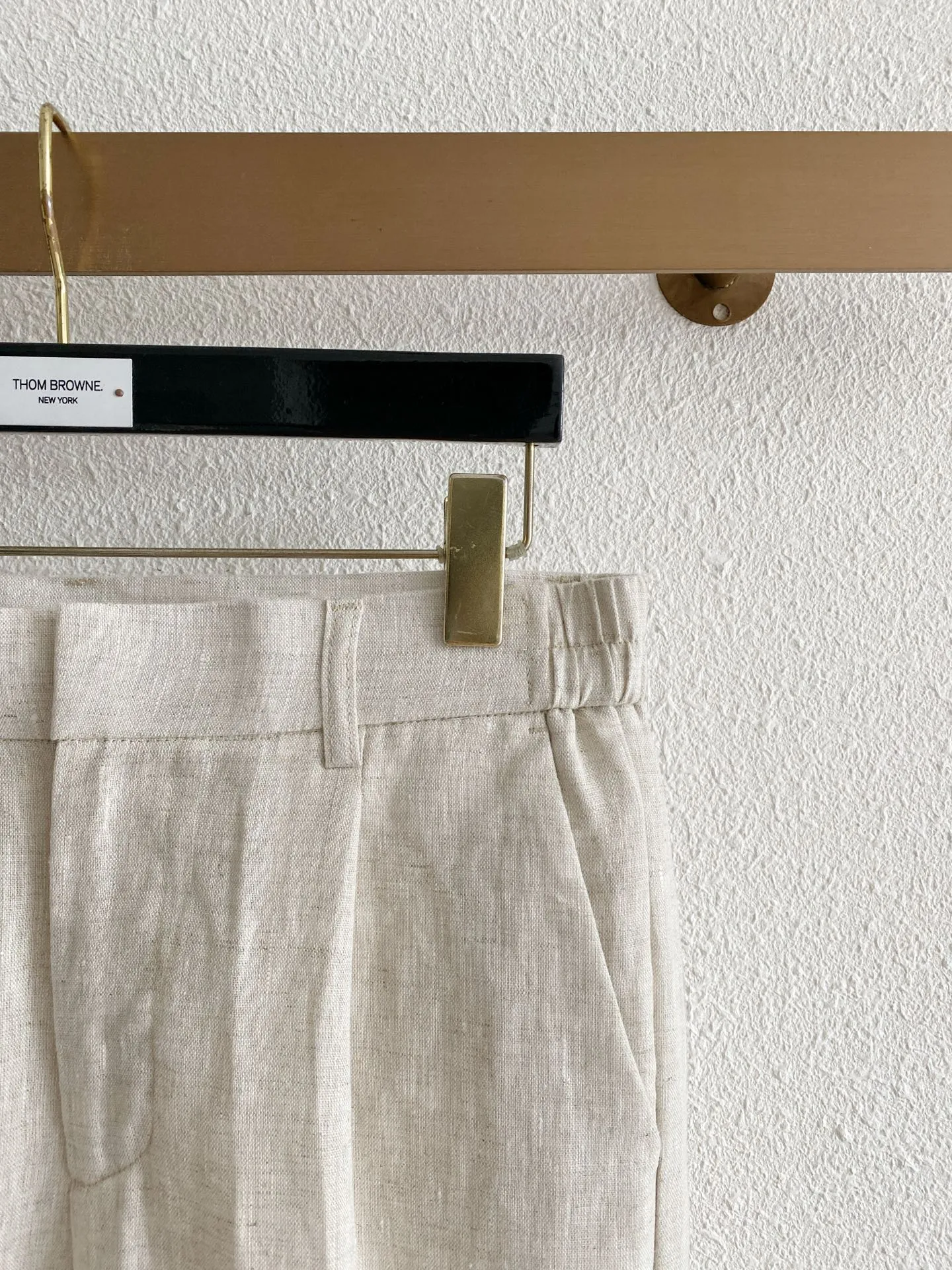 Loro Piana linen tapered trousers Fabric: Made of 100% Italian rain dew linen, treated with the brand's exclusive softening process to weaken the rough and skin-piercing feel of the original linen material; the surface retains the natural clear linen texture, matte low-saturated tone, Breathable and quick-drying, making it the core fabric for a complete set of spring and summer old-money styles. Pattern structure: tapered cut, wide at the top and slightly tapered at the bottom, with the trousers length exposing the ankles, neat and not dragging, modifying the leg shape, and highly tolerant to various leg types; single pleat design on the front, increasing abdominal margin, and no tight wrinkles when sitting for long periods of time; clever waistband, standard trousers placket + belt loops on the front, hidden elastic waist on both sides, taking into account formal formality and daily comfort, without picking on the waistline; It has diagonal pockets on both sides, minimalist wiring and no exposed logos, maintaining a low-key texture; the flat trouser legs do not need to be rolled, and have relaxed and casual lines. Color options: Dark Coffee Brown, Navy Blue, Cream White, and native hemp Beige, covering all commuting, leisure, and vacation scenarios. Style positioning: Italian relaxed and light business style, minimalist holiday style, new Chinese style daily wear, same style unisex version for men and women, focusing on high-end complete sets without logos. Sizes:M-4XL